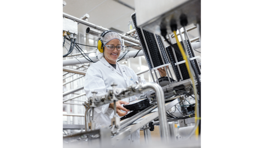 Femme qui travaille en usine